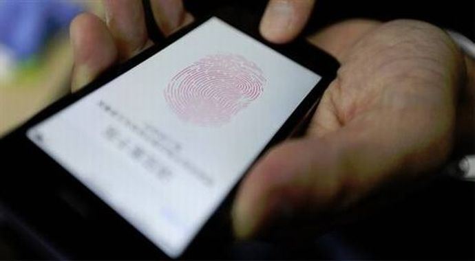 iPhone 5S'in parmak izi sensörü hack'lendi