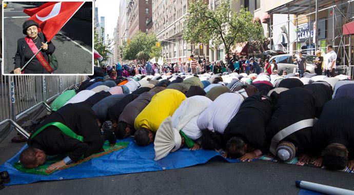 New York'ta cadde cemaati, ezan okuyup namaz kıldılar New York'ta cadde cemaati, ezan okuyup namaz kıldılar
