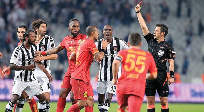 İşte Felipe Melo'nun bol kırmızılı kariyeri