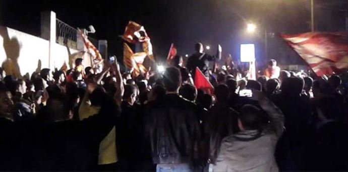 Florya'da 'yönetim istifa' sloganları Florya'da 'yönetim istifa' sloganları