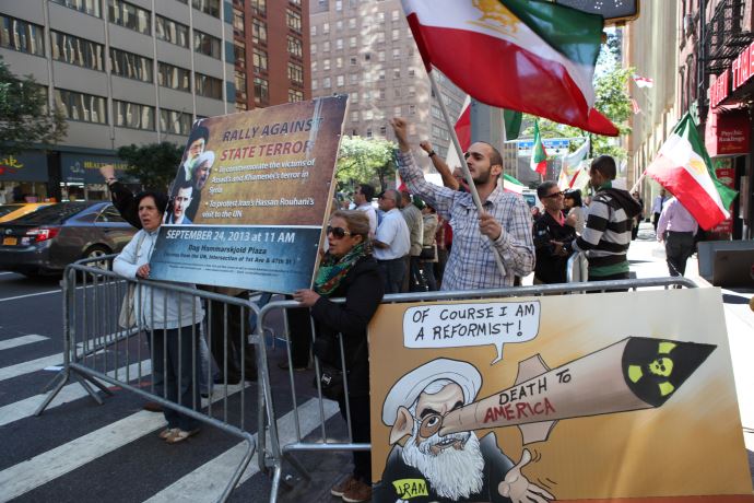 ABD&#039;deki İranlılar Ruhani&#039;yi protesto etti