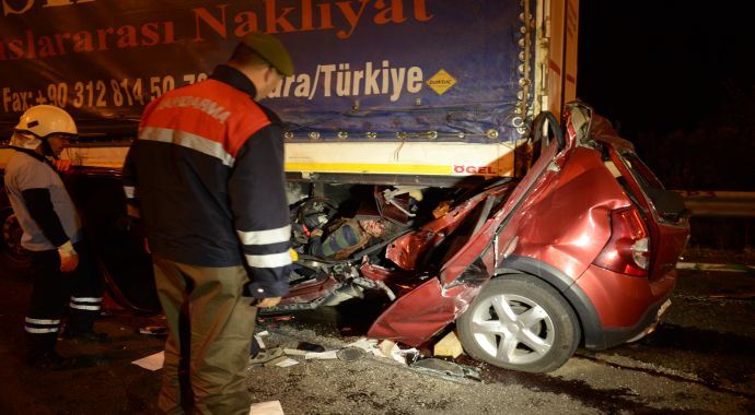 Bolu'da kaza, otomobil TIR'ın altına girdi, 1ölü Bolu'da kaza, otomobil TIR'ın altına girdi, 1ölü