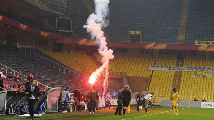 Havai fişek atan taraftara 6 yıl hapis Havai fişek atan taraftara 6 yıl hapis