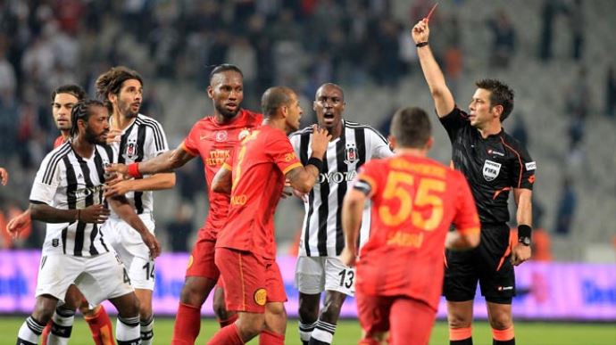 Fatih Terim&#039;den sonra yıldız futbolcu da topun ağzında