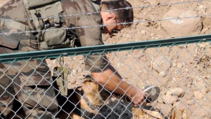 Firar eden PKK'lının ayakkabısı bulundu, köpekler iz sürüyor Firar eden PKK'lının ayakkabısı bulundu, köpekler iz sürüyor