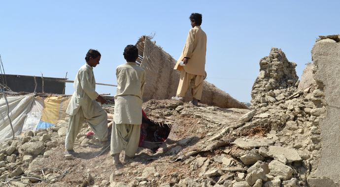 Pakistan'daki depremde ölenlerin sayısı 328'e yükseldi Pakistan'daki depremde ölenlerin sayısı 328'e yükseldi