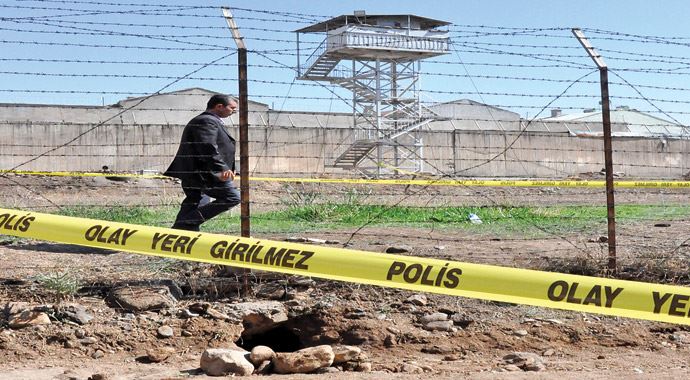 Kulenin dibinden geçip gittiler, göz göre göre kaçtılar Kulenin dibinden geçip gittiler, göz göre göre kaçtılar