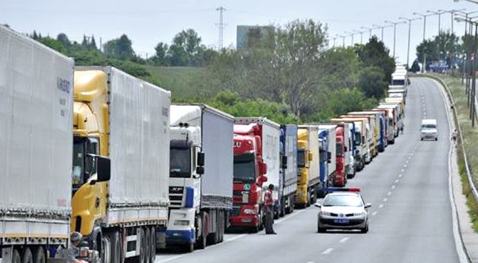 Komşudan Türkiye'ye TIR misillemesi