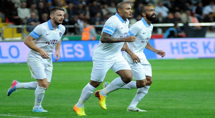 Trabzonspor'da oyundan çıkan isyan ediyor Trabzonspor'da oyundan çıkan isyan ediyor