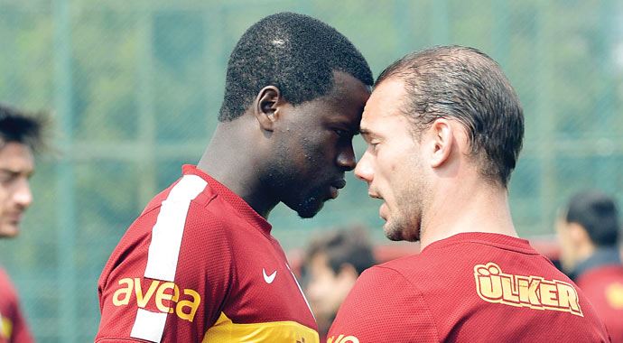 Eboue, Sneijder'a çarptı ortalık karıştı