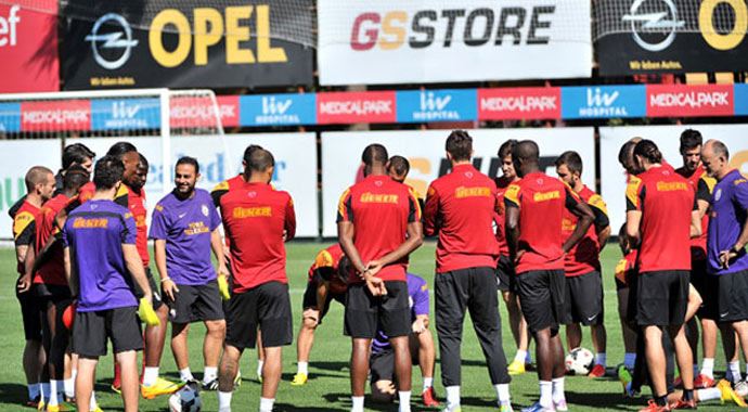 Fatih Terim'in yokluğunda antrenörler idmanda