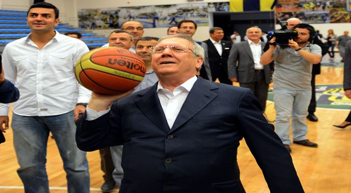 Aziz Yıldırım basketbol oynadı
