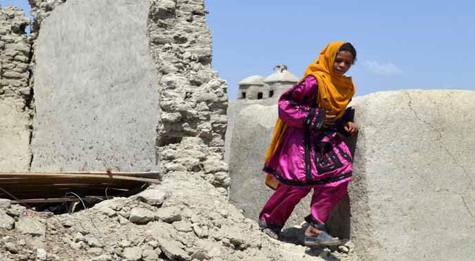 Pakistan depreminde ölenlerin sayısı 355'e yükseldi