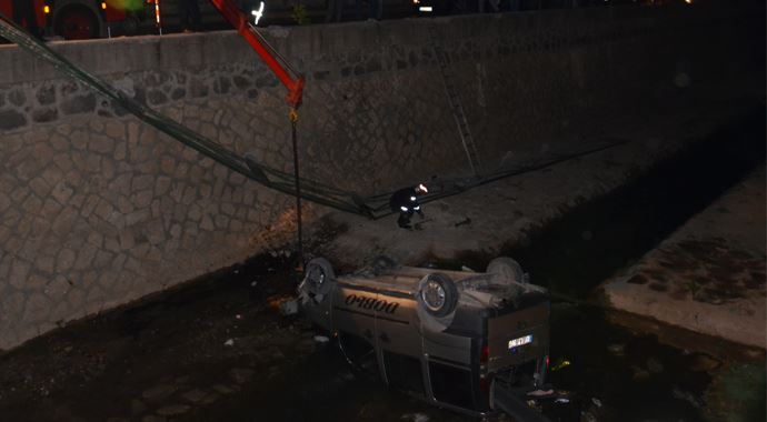 Gaziantep'te araç dereye uçtu Gaziantep'te araç dereye uçtu