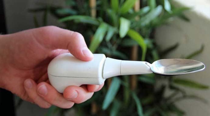 Parkinson hastaları için sarsılmayan kaşık Parkinson hastaları için sarsılmayan kaşık