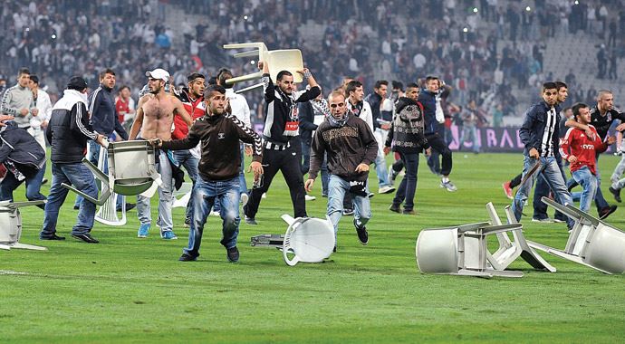Beşiktaş'a derbi darbesi, 4 maç seyircisiz, Bilic'e 3 maç men Beşiktaş'a derbi darbesi, 4 maç seyircisiz, Bilic'e 3 maç men