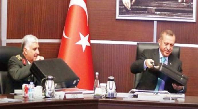 Başbakan Erdoğan ve Necdet Özel'in çantaları karıştı Başbakan Erdoğan ve Necdet Özel'in çantaları karıştı