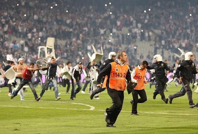 Gözaltına alınan taraftarlar sağlık kontrolünden geçirildi Gözaltına alınan taraftarlar sağlık kontrolünden geçirildi