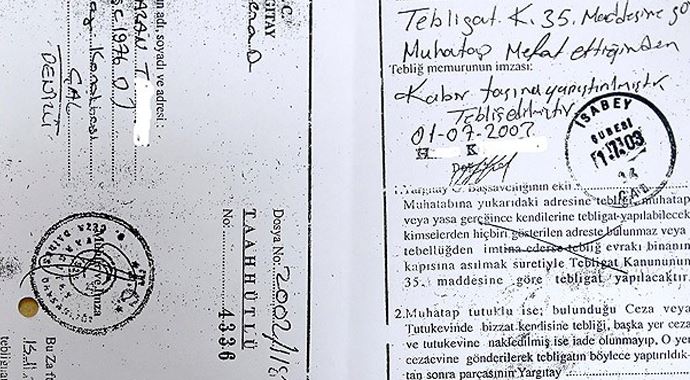 Postacı Mahkeme kararını mezara yapıştırarak tebliğ etti