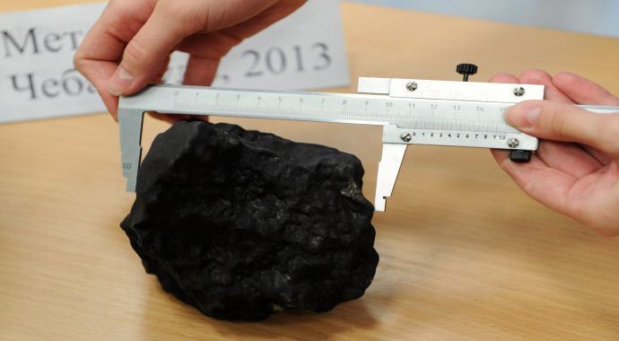 Rusya'da düşen en büyük meteor parçası gölden çıkarıldı Rusya'da düşen en büyük meteor parçası gölden çıkarıldı