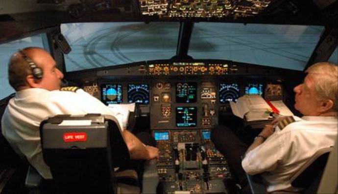 Pilotların yarısından fazlası kokpitte uyuyor