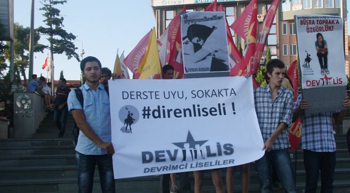 Kızını eylemde gören baba tepki gösterdi Kızını eylemde gören baba tepki gösterdi