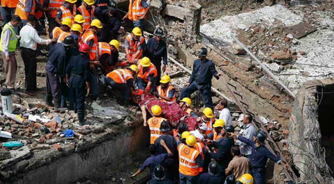 Mumbai'de bina çöktü, 8 ölü Mumbai'de bina çöktü, 8 ölü