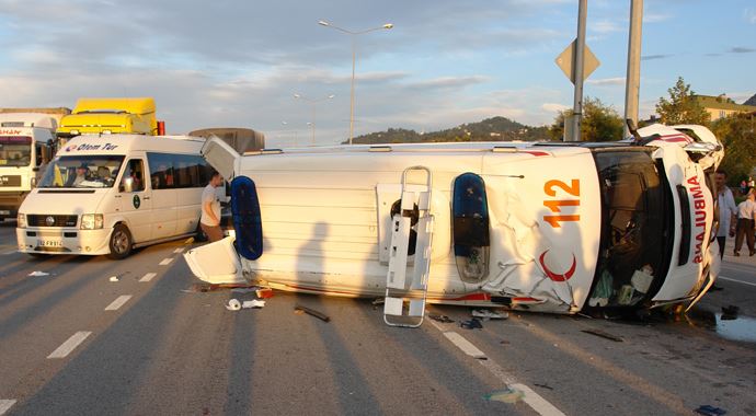 Kırmızı ışıkta geçen ambulans otomobille çarpıştı Kırmızı ışıkta geçen ambulans otomobille çarpıştı