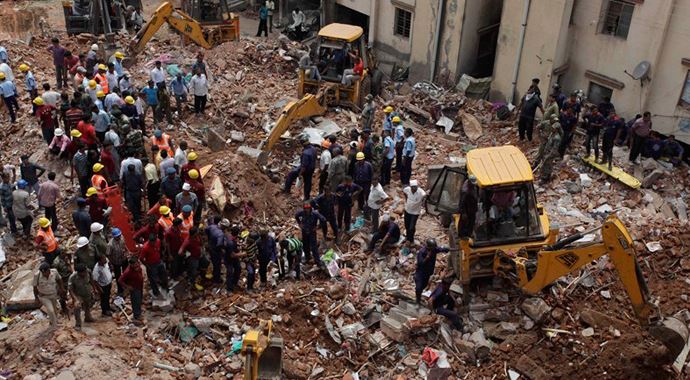 Hindistan'da bina çökmesi sonucu ölü sayısı 25'e yükseldi Hindistan'da bina çökmesi sonucu ölü sayısı 25'e yükseldi