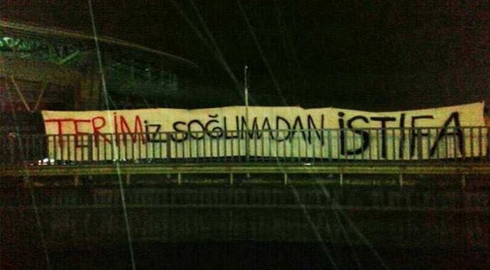 Galatasaray taraftarı, 'Terim'iz soğumadan istifa' Galatasaray taraftarı, 'Terim'iz soğumadan istifa'