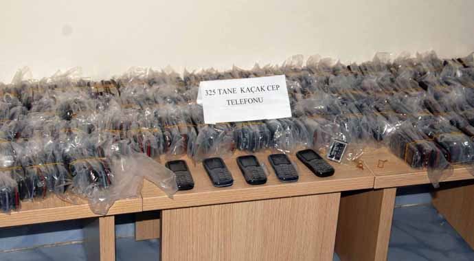 Siverek'te 325 adet kaçak telefon ele geçirildi Siverek'te 325 adet kaçak telefon ele geçirildi