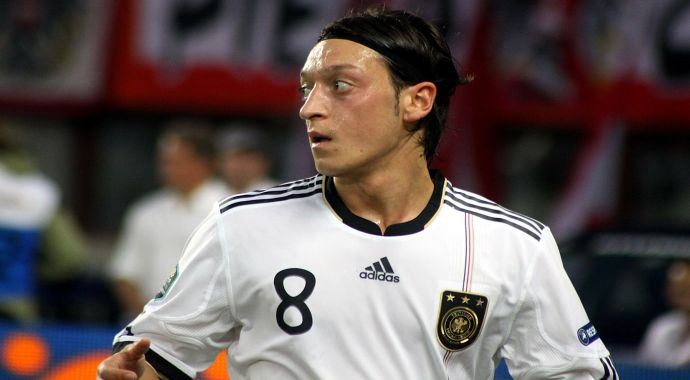 Mesut Özil'e küfürlü tezehürat Mesut Özil'e küfürlü tezehürat