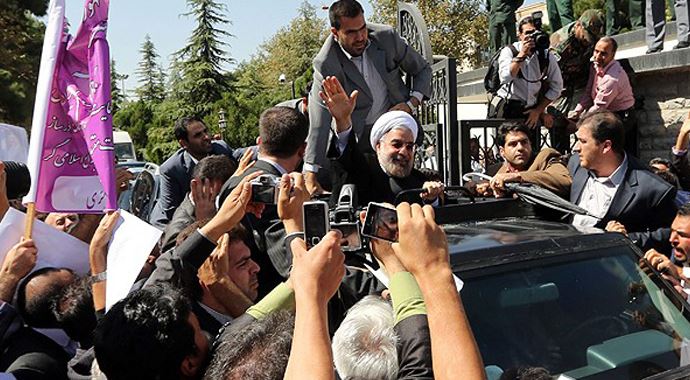 Ruhani ülkesine dönüşünde protesto edildi Ruhani ülkesine dönüşünde protesto edildi
