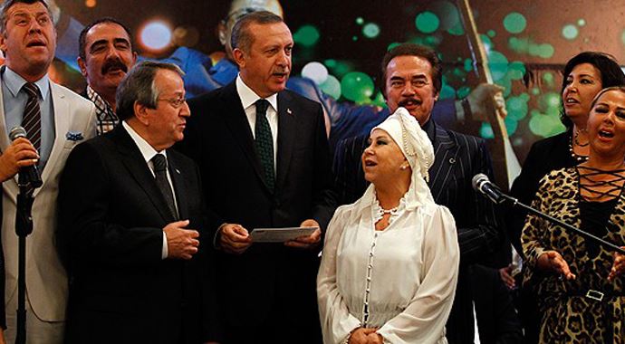 Başbakan Erdoğan sahneye çıktı, Gönül Dağı'nı söyledi Başbakan Erdoğan sahneye çıktı, Gönül Dağı'nı söyledi