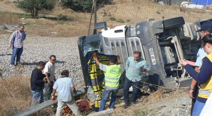Bilecik'te tır şarampole devrildi , 1 ölü Bilecik'te tır şarampole devrildi , 1 ölü