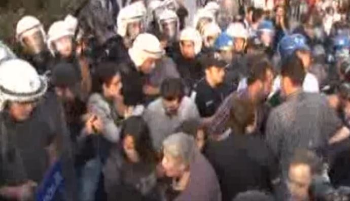 &#039;Gezi&#039;ciler Taksim&#039;de hortladı, polisten müdahale geldi