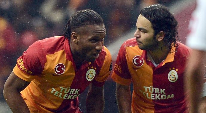Arena&#039;da taraftarlardan Drogba&#039;ya Selçuk ayarı