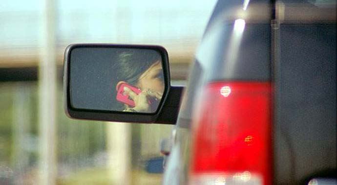 Trafikte telefonu elde tutmakta suç Trafikte telefonu elde tutmakta suç