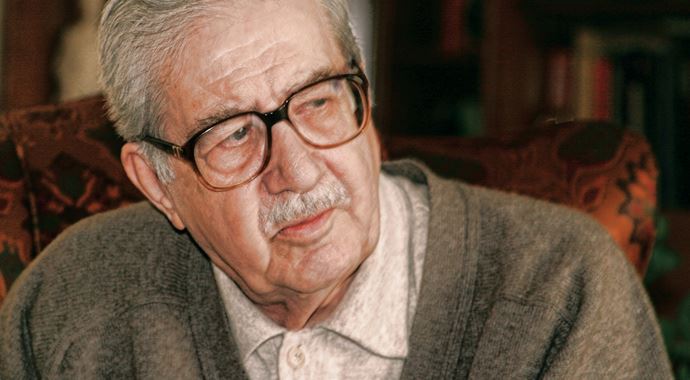 Ünlü yazar Turgut Özakman hayatını kaybetti