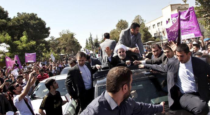 Ruhani'ye dönüşte ayakkabılı protesto