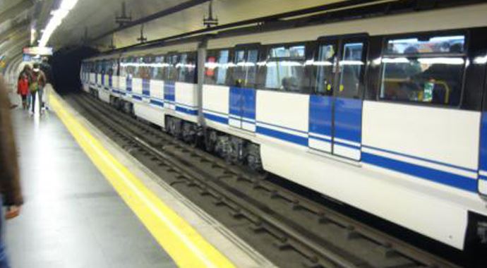 İçinde 2 milyon dolarlık çek olan cüzdan metroda unutuldu İçinde 2 milyon dolarlık çek olan cüzdan metroda unutuldu