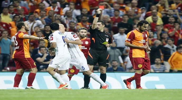 Arena'da gergin anlar, kırmızı karttan sonra ortalık karıştı Arena'da gergin anlar, kırmızı karttan sonra ortalık karıştı