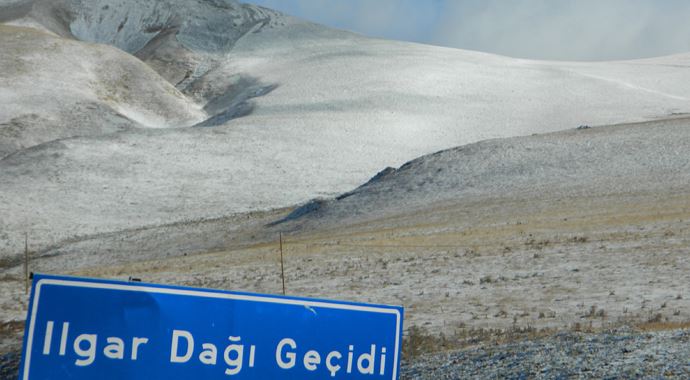 Ardahan mevsiminin ilk kar yağışını gördü