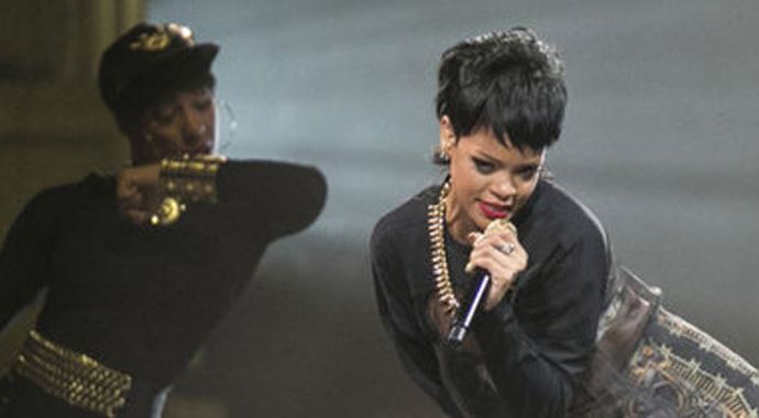 Rihanna geleneği bozmadı, bu sefer abarttı Rihanna geleneği bozmadı, bu sefer abarttı
