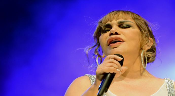 Diyarbakır'da konser veren Sezen Aksu'dan 'W' vurgusu Diyarbakır'da konser veren Sezen Aksu'dan 'W' vurgusu
