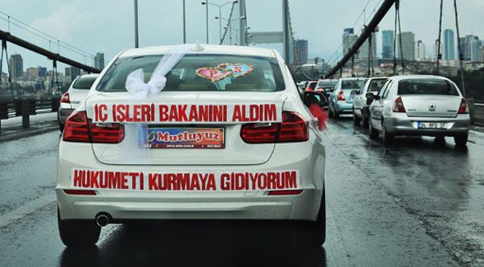 Gelin arabasına bakın ne yazdırdı Gelin arabasına bakın ne yazdırdı