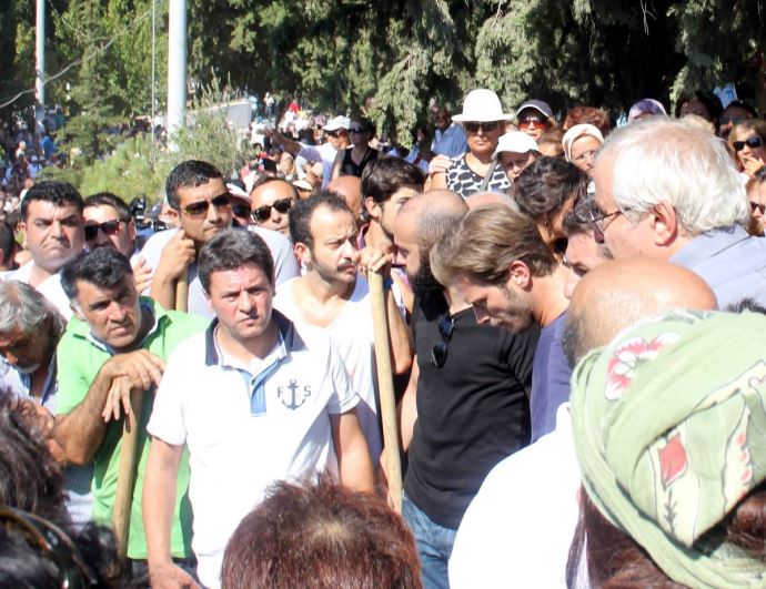 Tuncel Kurtiz'in cenazesinde skandal, iki kere gömüldü Tuncel Kurtiz'in cenazesinde skandal, iki kere gömüldü
