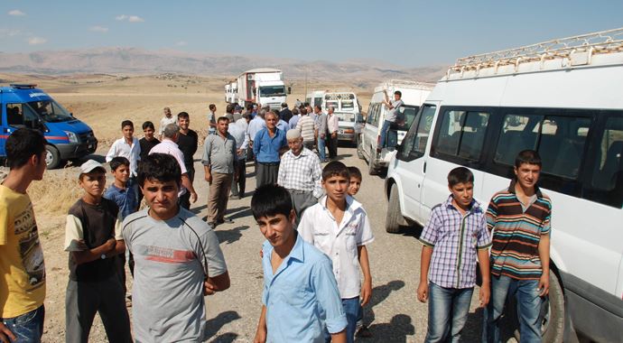 Köylüler araçlarıyla yolu trafiğe kapatarak, eylem yaptılar
