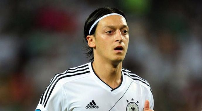 Real Madrid taraftarından Mesut Özil tepkisi Real Madrid taraftarından Mesut Özil tepkisi