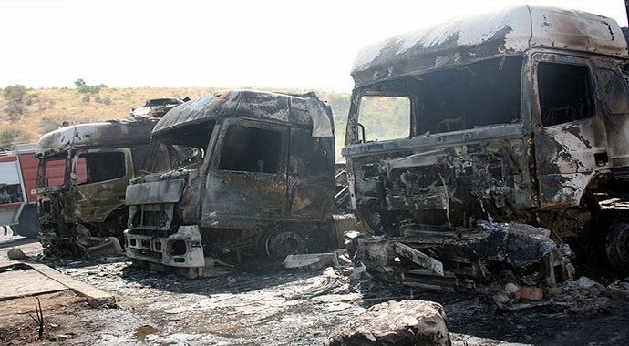 Irak'ta 20 Türk tırı yandı Irak'ta 20 Türk tırı yandı